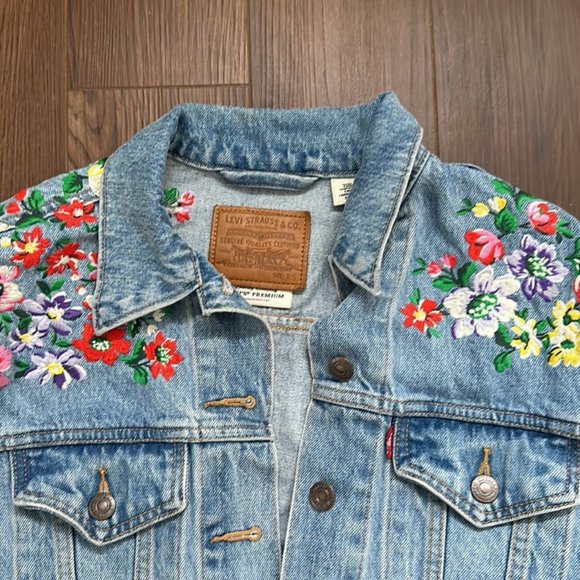 🎉Host Pick 🎉Levi's Ex-Boyfriend Trucker Embroidered Denim Jacket - Picture 4 of 6